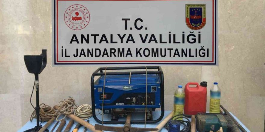 Antalya’da kaçak kazıya 3 gözaltı
