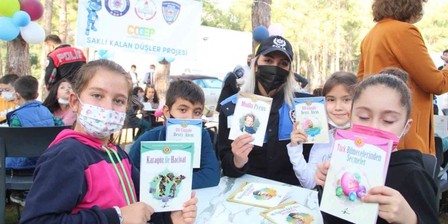 Antalya’da polisler öğrencilerle kitap okudu
