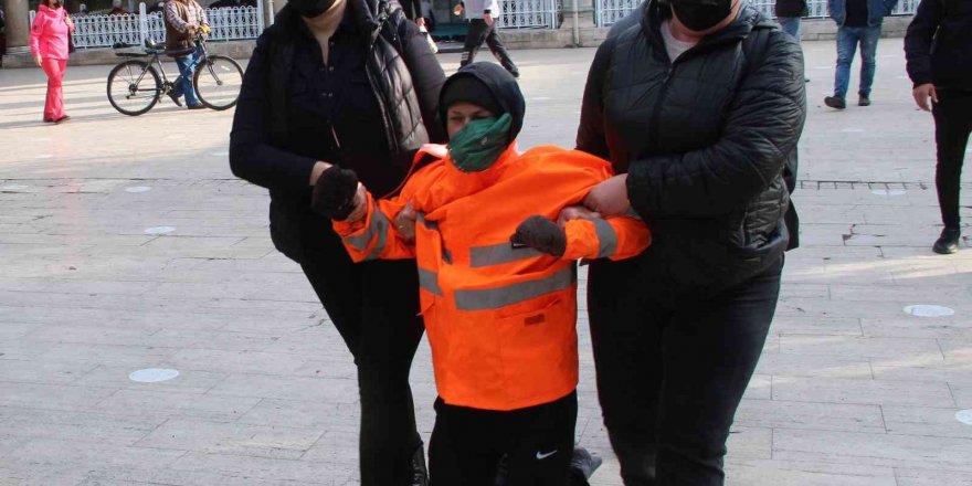 Camide uygunsuz hareketlerde bulunan Rus kadın, polis tarafından güçlükle çıkartıldı