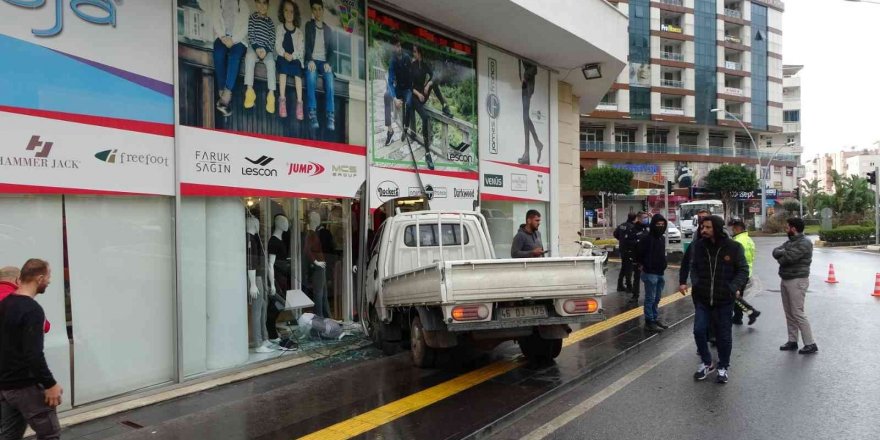 Kontrolden çıkan kamyonet giyim mağazasına girdi