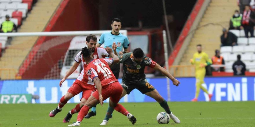 Spor Toto Süper Lig: FT Antalyaspor: 1 - A.Alanyaspor: 0 (İlk yarı)