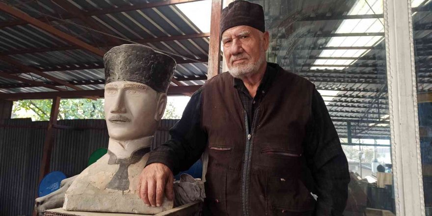 Atatürk sevgisini heykel ve portrelere taşıyor