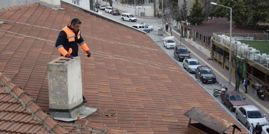 Şiddetli rüzgar nedeniyle yerinden çıkan baca şapkası korkuya sebep oldu