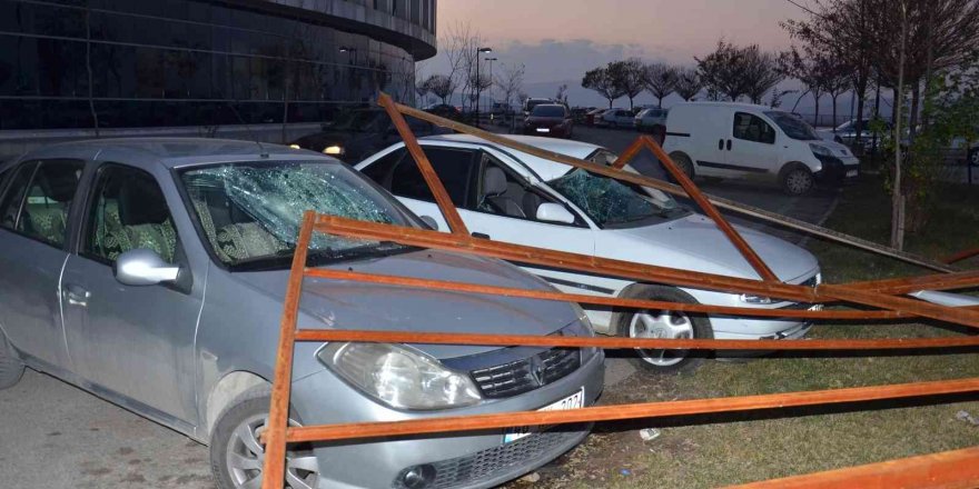 Şiddetli rüzgarın söktüğü çatı otomobillerin üzerine düştü