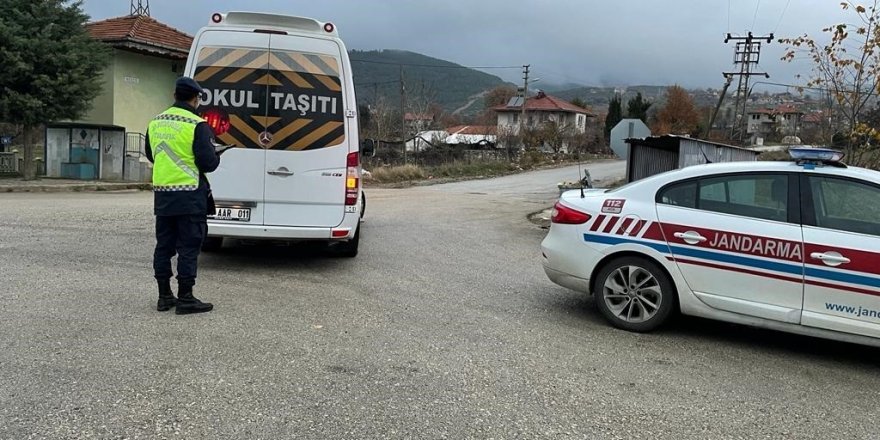 Burdur’da jandarma ekipleri servis araçlarını denetledi