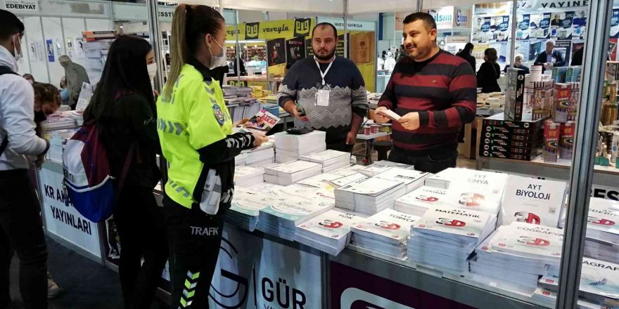 Mersin polisi, kitap fuarında vatandaşları bilgilendirdi