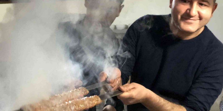 Adanalı esnaftan askıda kebap