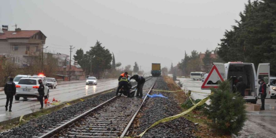 Demiryolundan karşıya geçmek isteyen kadına yük treni çarptı: 1 ölü