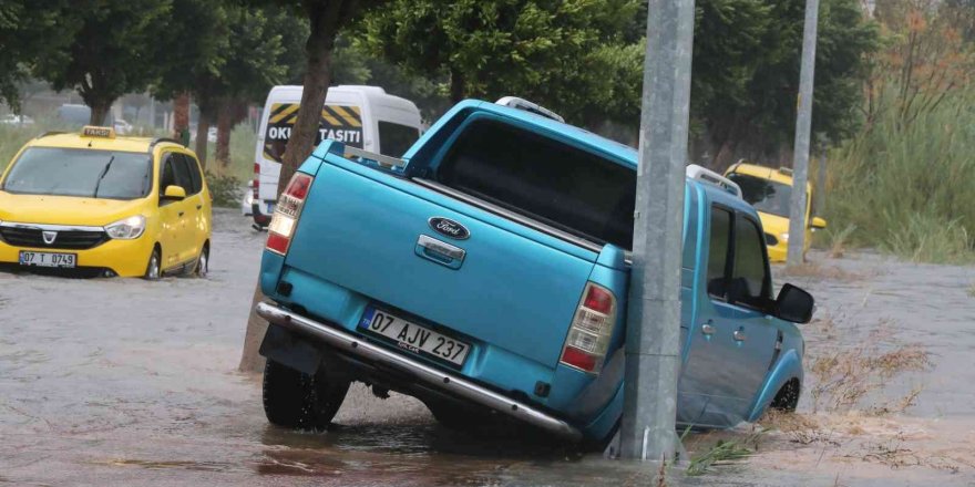 Antalya’da yollar dere yatağına döndü, araçlar mahsur kaldı