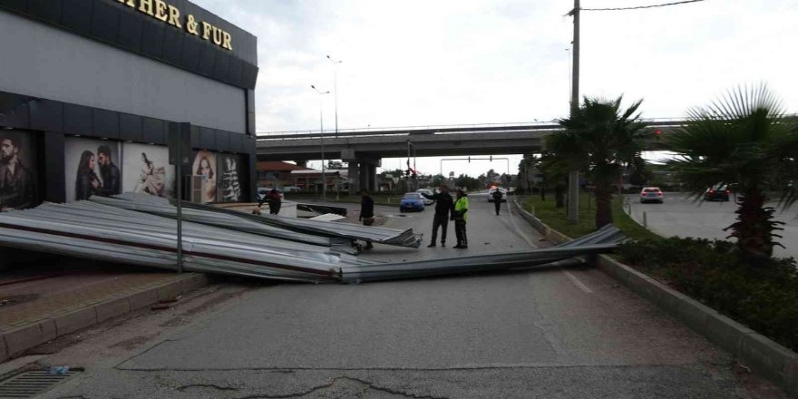 Manavgat’ta fırtına iş yerinin çatısını caddeye uçurdu