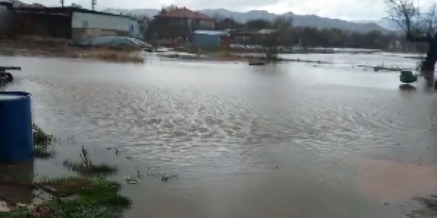 Aşırı yağışlar mahalleyi göle çevirdi