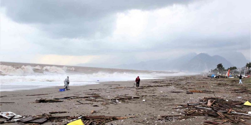 Antalya’da milyonlarca turisti ağırlayan sahil moloz yığınına döndü