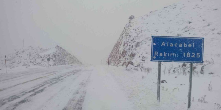 Antalya-Konya karayolunda kar kalınlığı 30 santime ulaştı