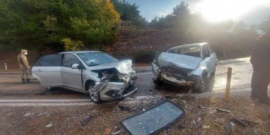 Osmaniye’de otomobiller kafa kafaya çarpıştı: 1 ölü, 2 yaralı