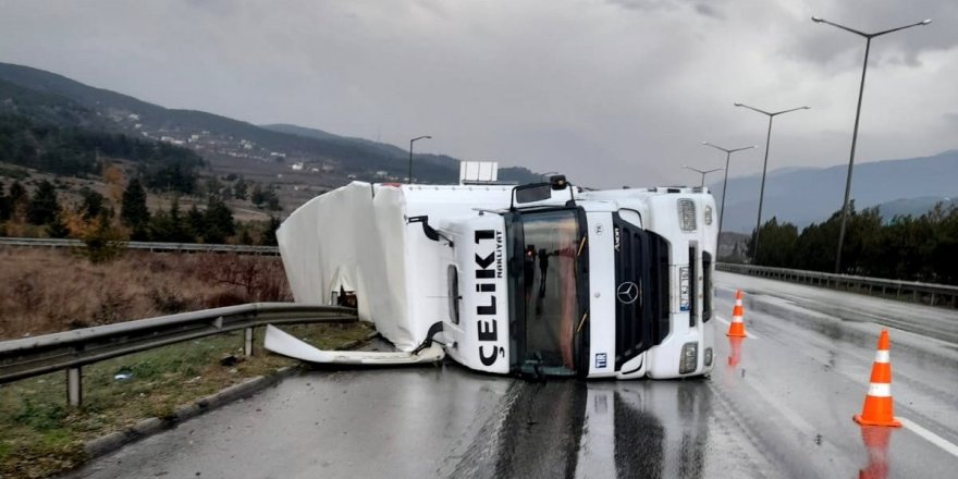 Osmaniye’de kaygan yolda kontrolden çıkan tır yan yattı