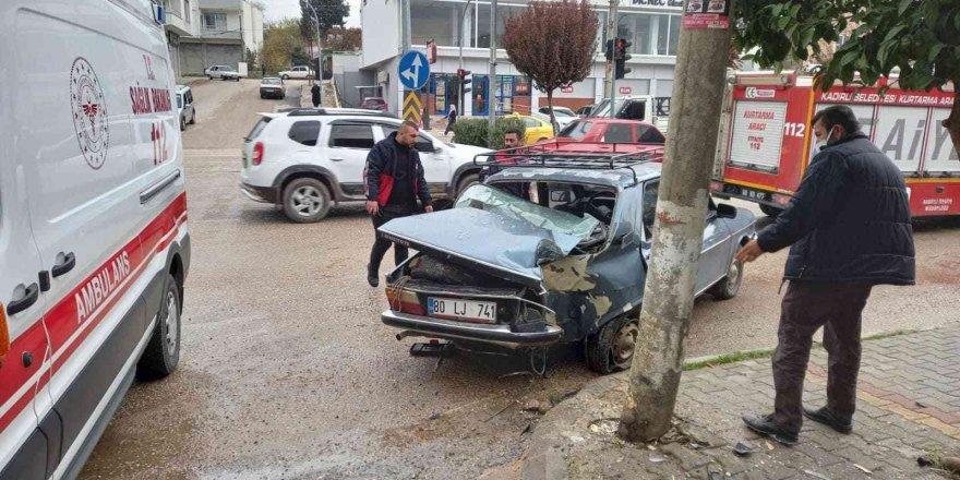 Kaldırımda bekleyen iki öğrenci kazadan elektrik direği sayesinde kurtuldu