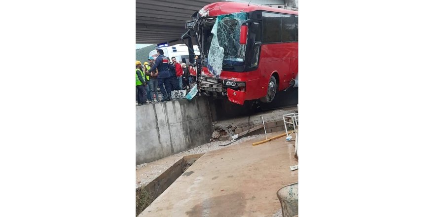 İşçi servisleri kafa kafaya çarpıştı