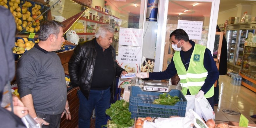 Osmaniye’de Belediyesi vatandaşlara maske dağıttı