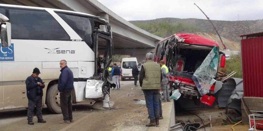 (Tekrar) Mersin’de işçi taşıyan servis otobüsleri kafa kafaya çarpıştı