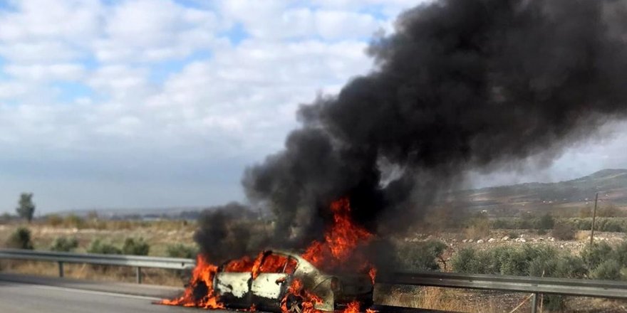 Alevlere teslim olan otomobilden geriye demir yığını kaldı