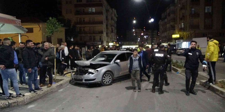 Antalya’da trafikte yaşanan kovalamaca ve kaza anbean kamerada