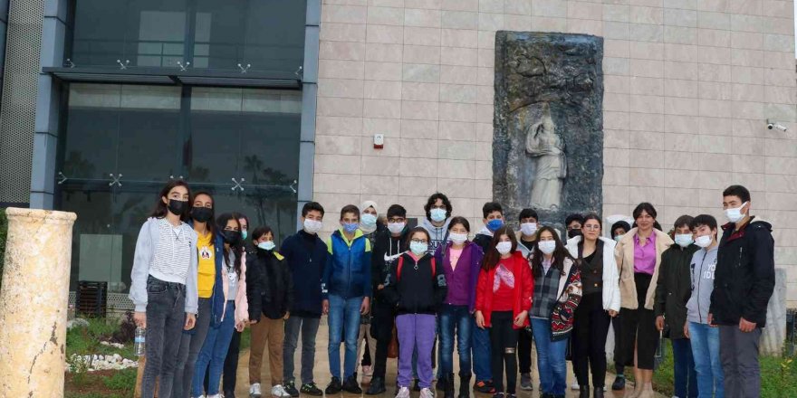 Mersin Büyükşehir Belediyesi’nin Kent Turu Projesiyle öğrenciler sanatla buluştu