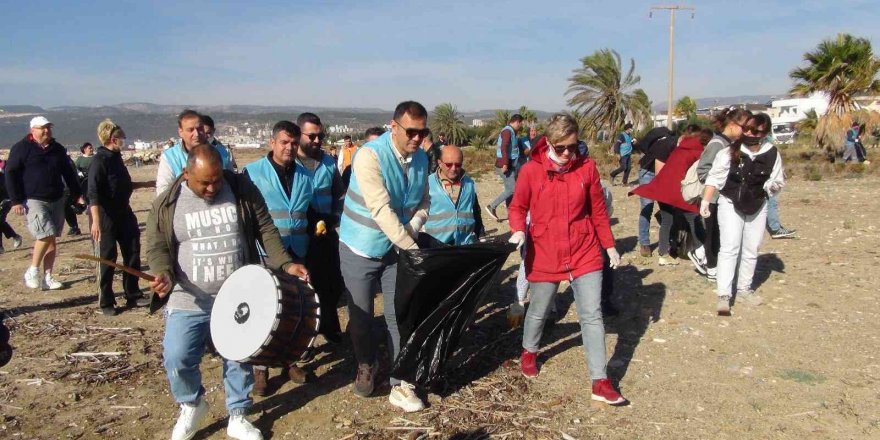 Davul eşliğinde sahilde temizlik, Ruslar da eşlik etti