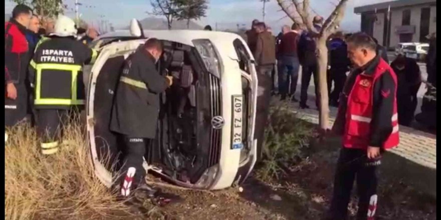 Isparta’da otomobil boş araziye uçtu: 2 yaralı