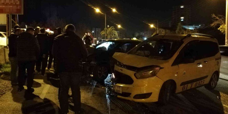 Adana’da otomobil ile ticari taksi çarpıştı: 5 yaralı