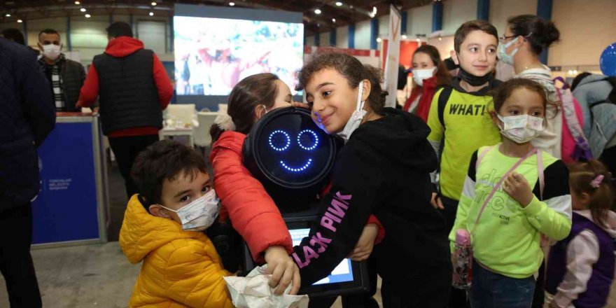 Toroslar Belediyesinin mini ada robotu Mersin Bilim Şenliği’nin gözdesi oldu