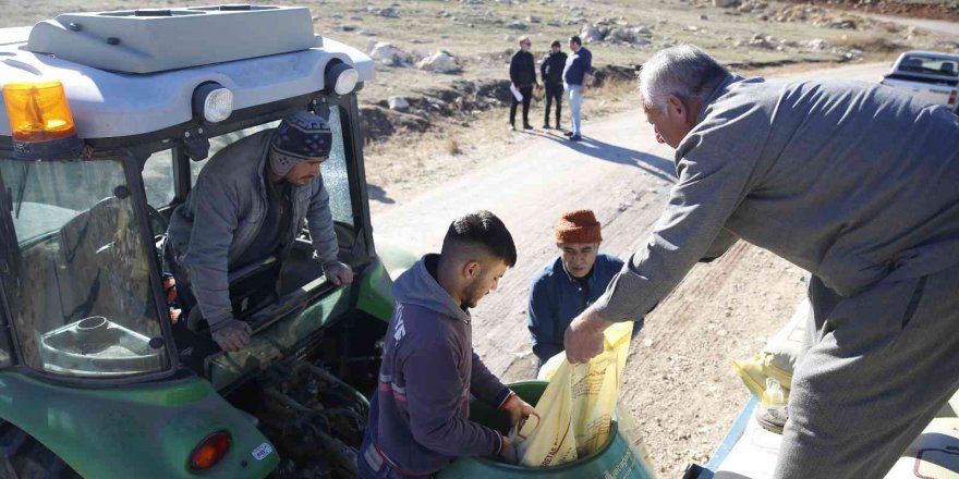 Korkuteli’nde iki mahalleye 10 ton gübre