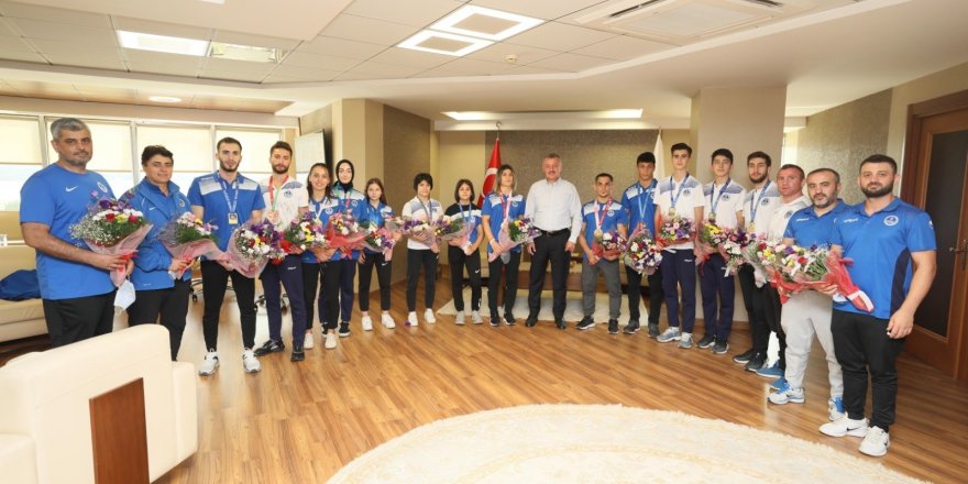 Başkan Büyükakın, şampiyon sporcularını ağırladı