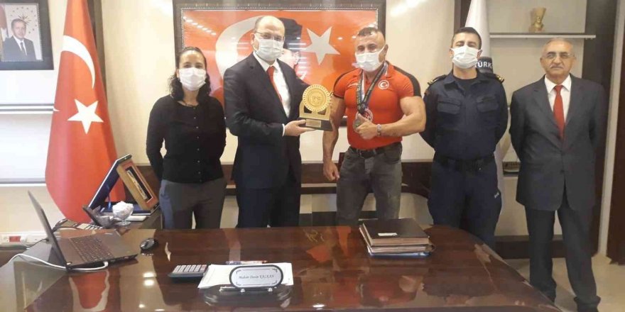 Kaymakam Kalkan’dan milli sporcuya plaket