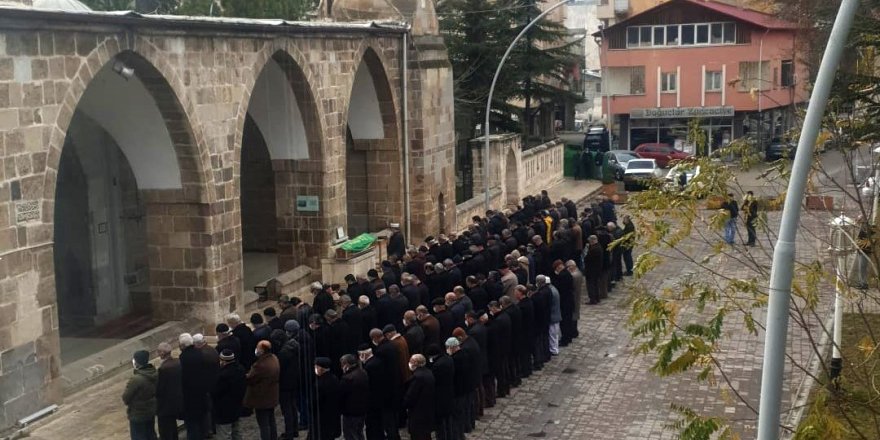 Sahte içkiden ölen emekli öğretmenin cenazesi defnedildi