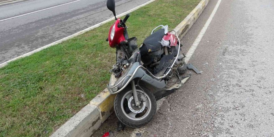 Hurdacı kamyoneti, motosiklete çarpıp kaçtı