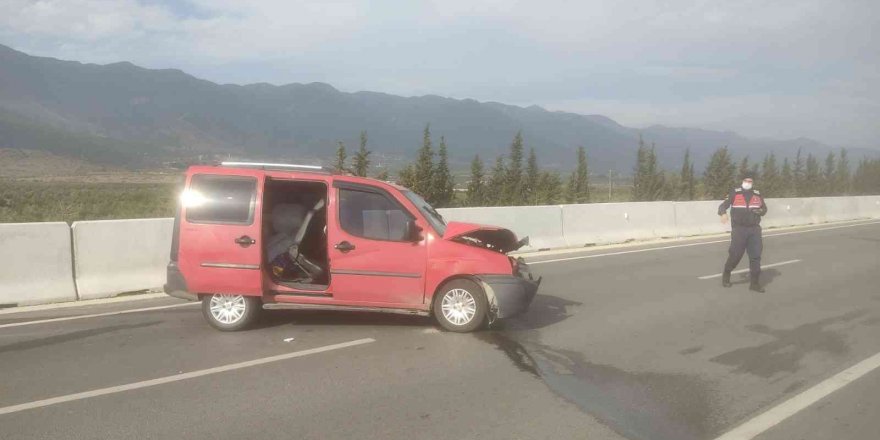 Hafif ticari araç beton bariyere çarptı: 2 yaralı