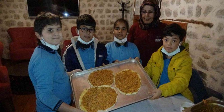 Çocuklar ’katıklı ekmek atölyesinde’ hünerlerini sergiledi