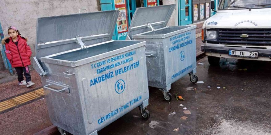 Akdeniz’de eskiyen çöp konteynırları yenileniyor