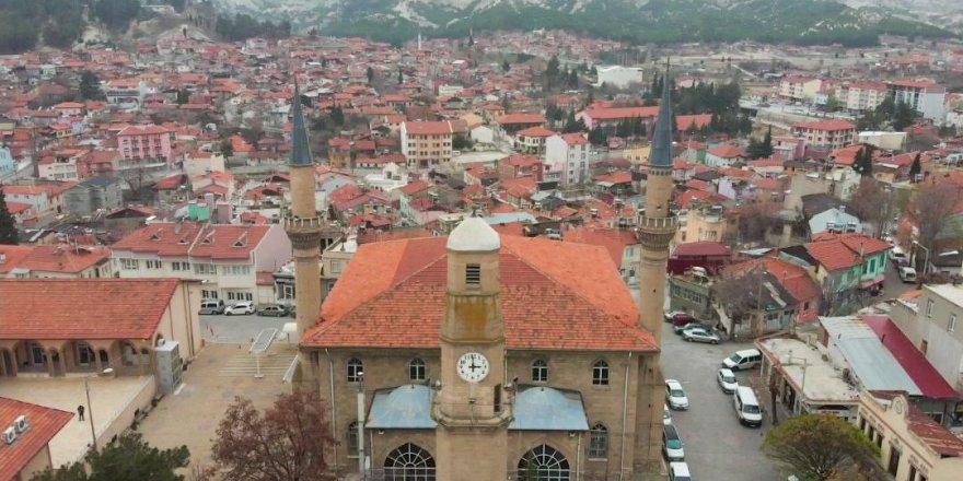 Depremin ardından ayağa kaldırılan tarihi saat kulesi ve Ulu Cami kendine hayran bıraktırıyor