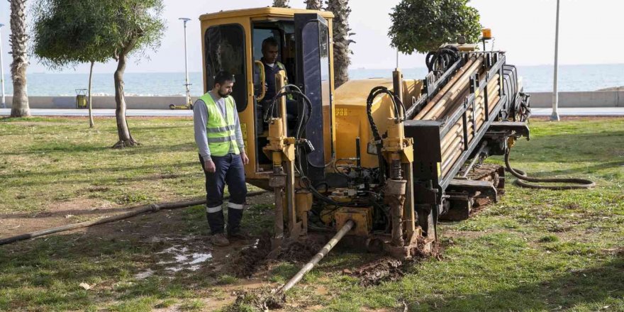 Mersin Büyükşehir Belediyesi, yatay sondaj çalışmasıyla kazı yapmadan sulama borusu döşüyor