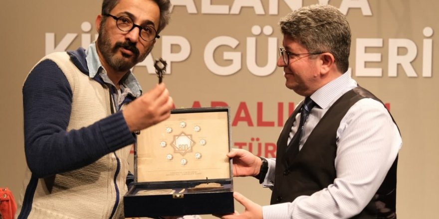 Yazar Menteş: “Roman hayata başka açılardan bakmayı öğretir”