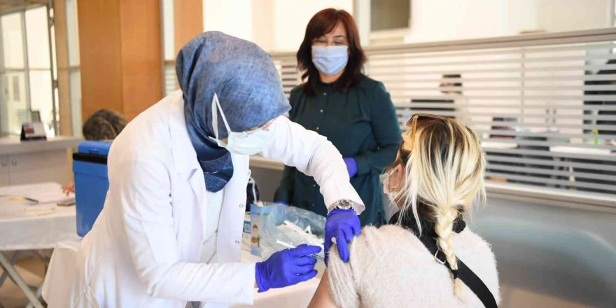 Konyaaltı Belediyesi personeline 3’üncü doz aşı