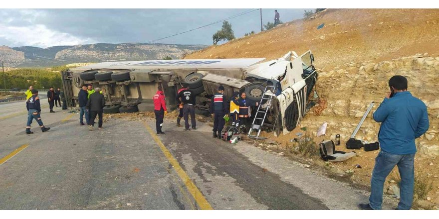 Mersin’de devrilen tırın şoförü yaralandı