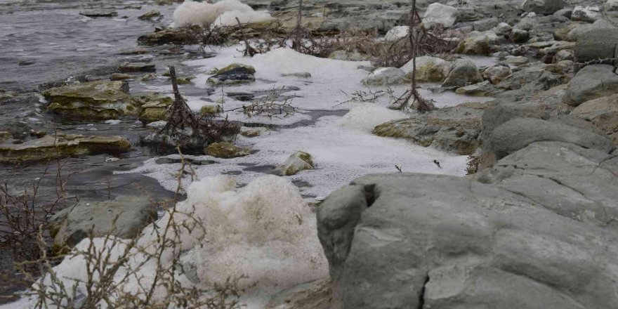 Burdur Gölü köpüklendi, uzmanlar ’doğal süreç’ dedi