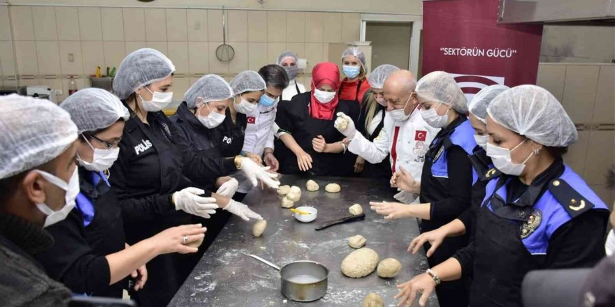 Kadın polisler, şeflerle bekmek yaptı