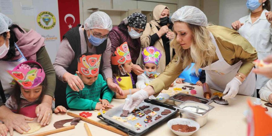 Raziye Kocaispir, minik şeflerle kurabiye yaptı