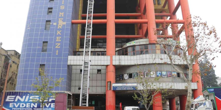 Dünyanın en saçma binasının son kiracısı da taşınıyor