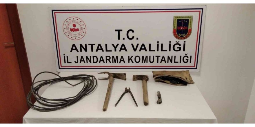 Kablo çalan şahsın üzerinde 5 gram kristal uyuşturucu maddesi ele geçirildi