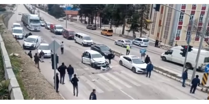 Isparta’da zincirleme kaza: 2 yaralı