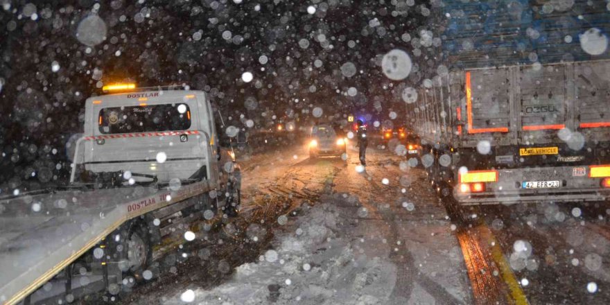 Alacabel’de kar kalınlığı 20 cm’ye ulaştı, tırların geçişine izin verilmiyor